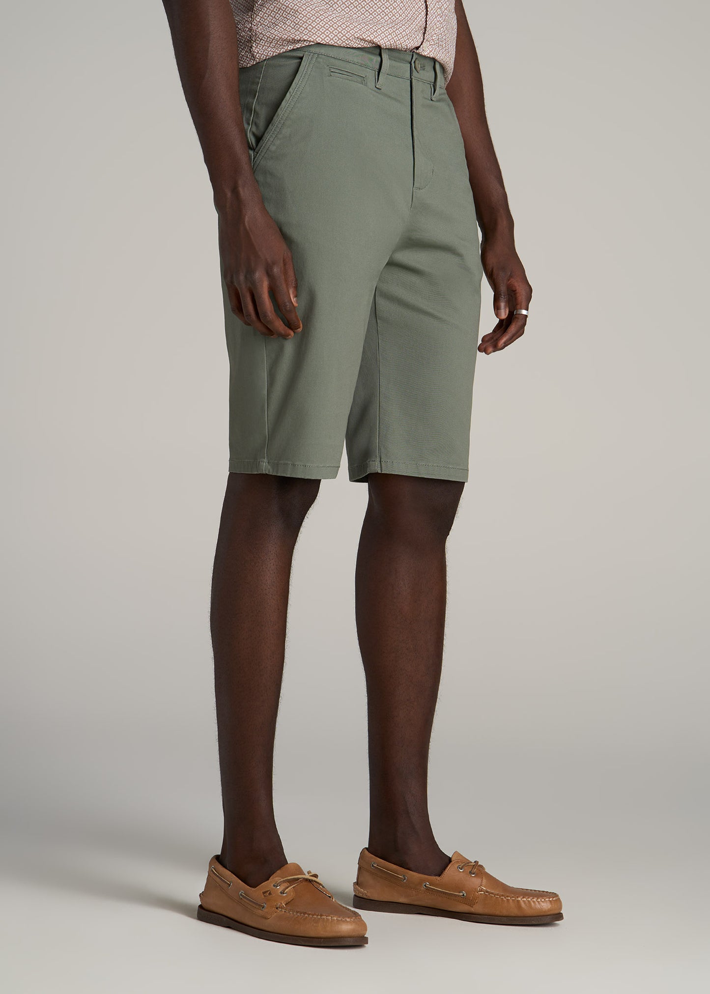 Chino Shorts for Tall Men in Wreath Green