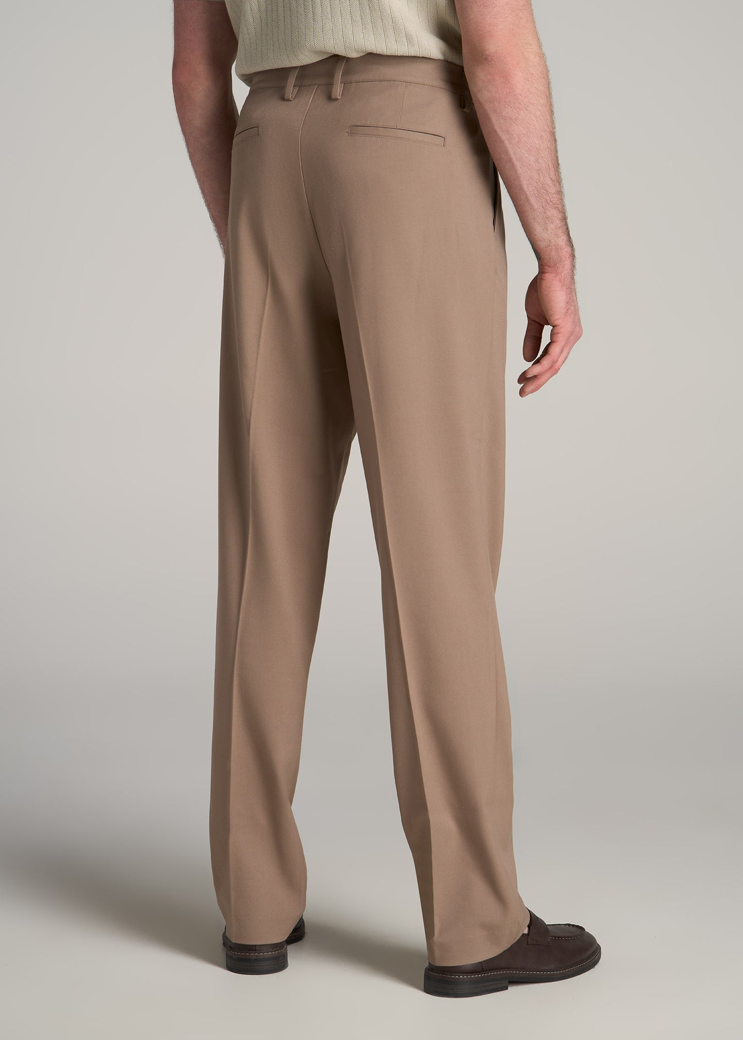 Tall Men's Relaxed Pleated Trouser in Dark Sand