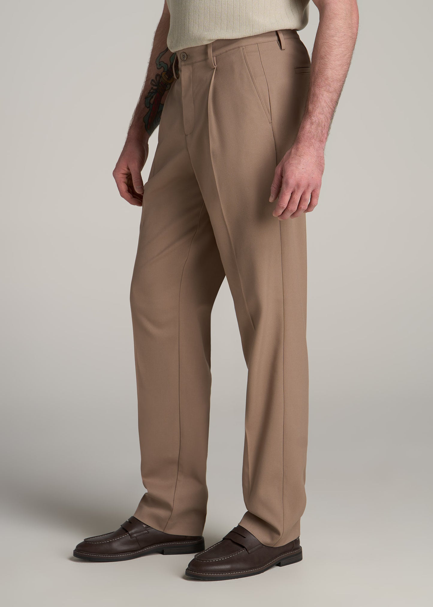 Tall Men's Relaxed Pleated Trouser in Dark Sand