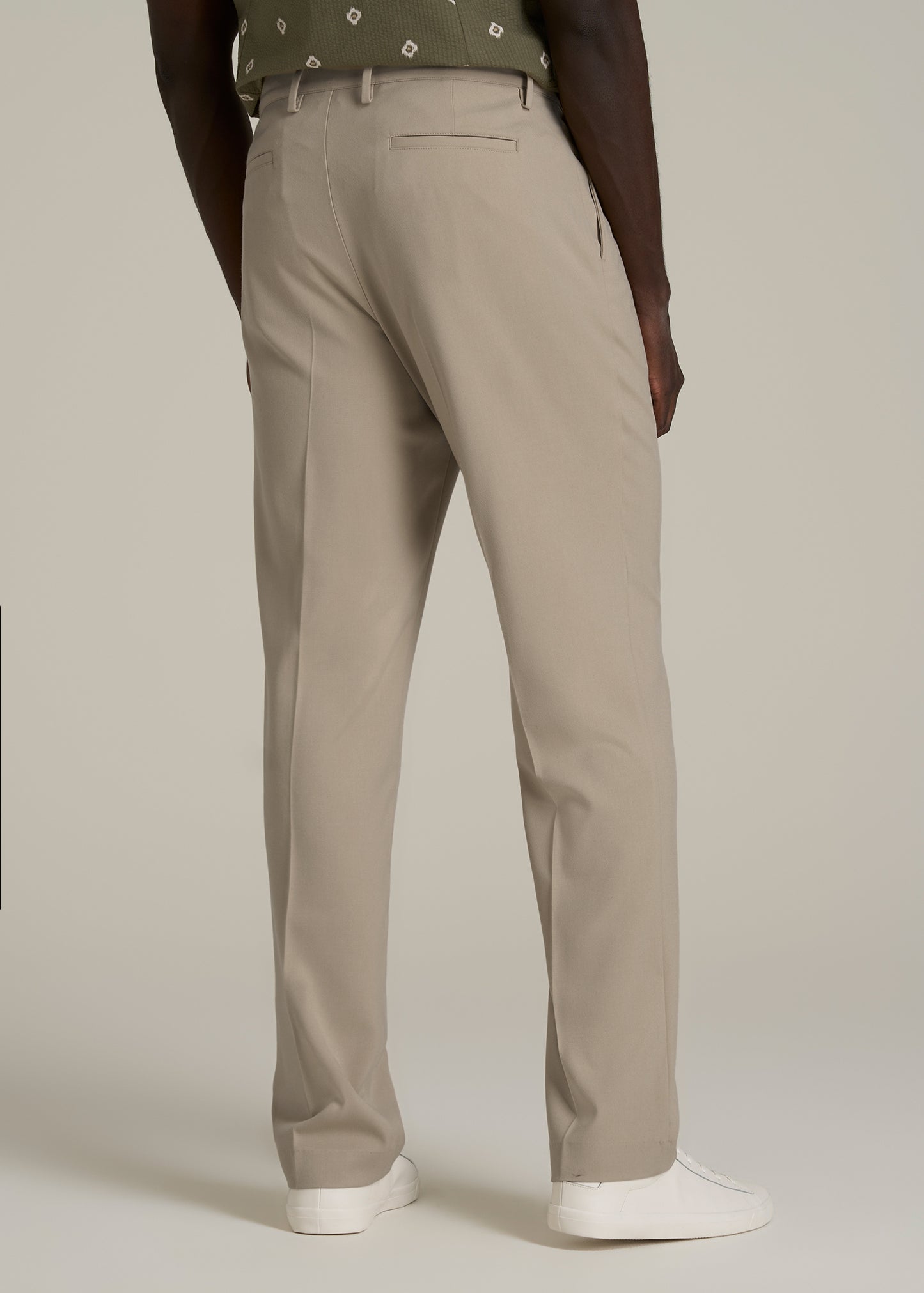 Tall Men's Relaxed Pleated Trouser in Light Khaki