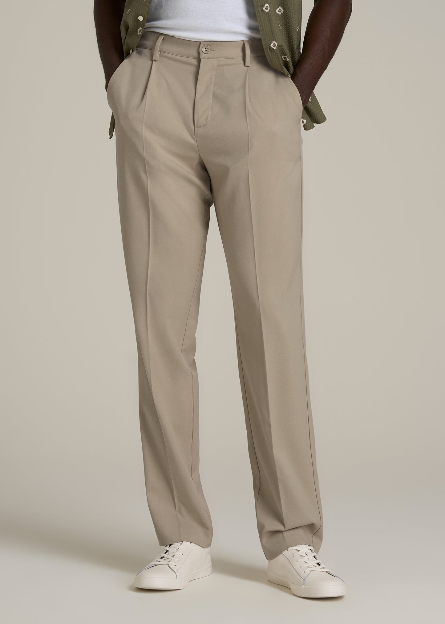 Tall Men's Relaxed Pleated Trouser in Light Khaki