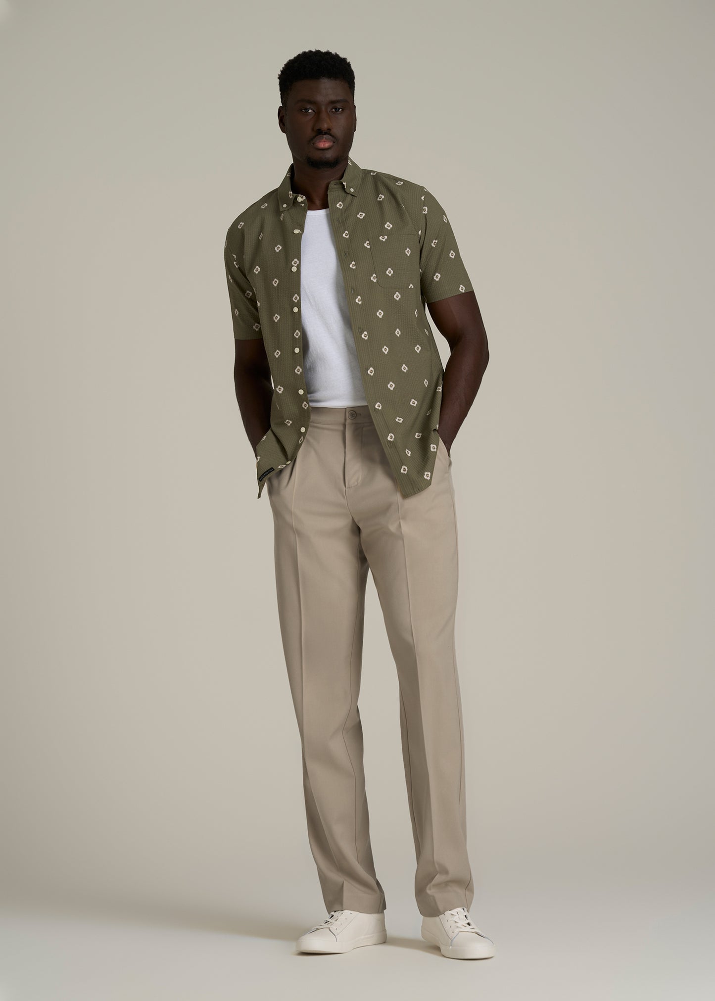 Tall Men's Relaxed Pleated Trouser in Light Khaki