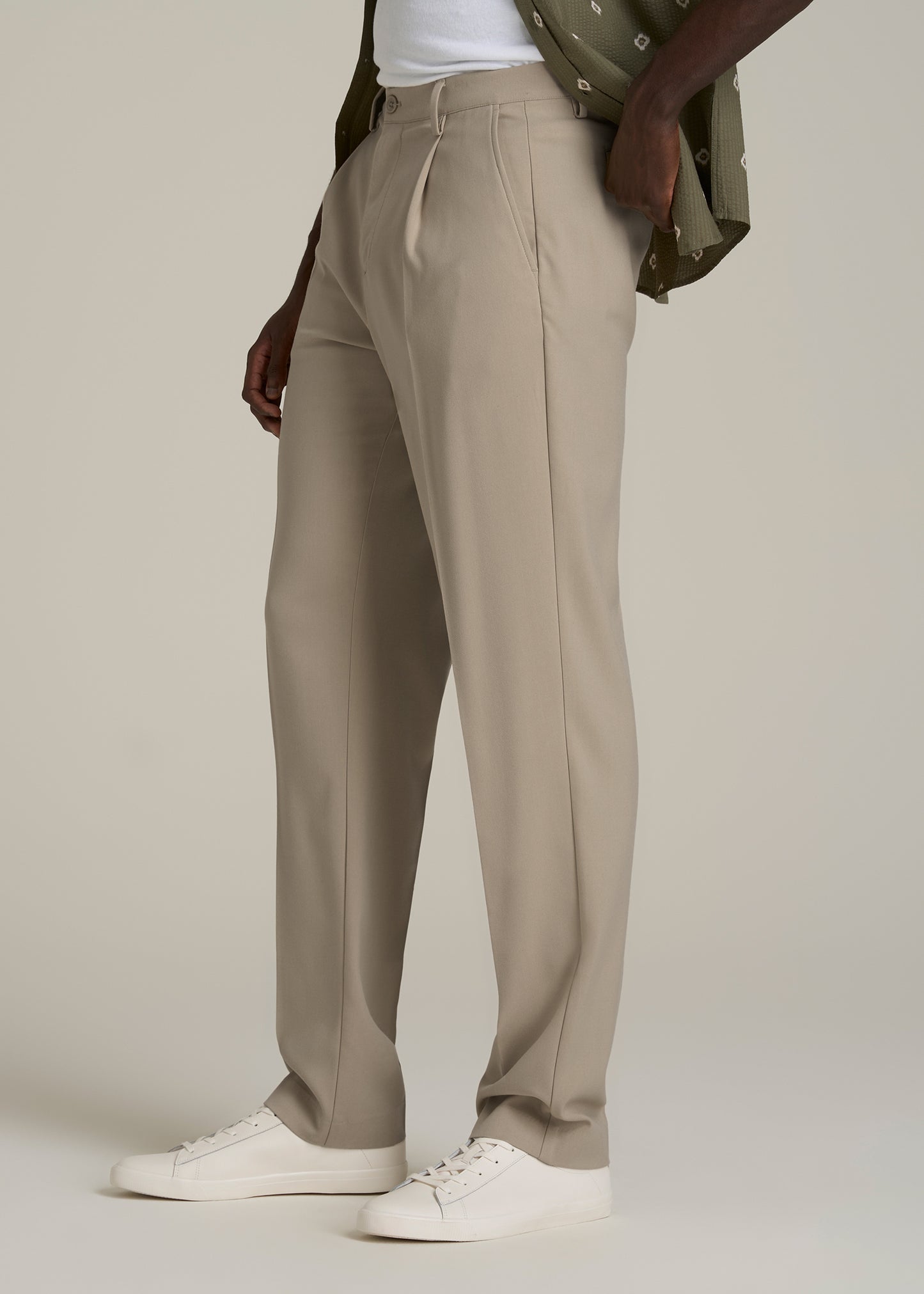 Tall Men's Relaxed Pleated Trouser in Light Khaki