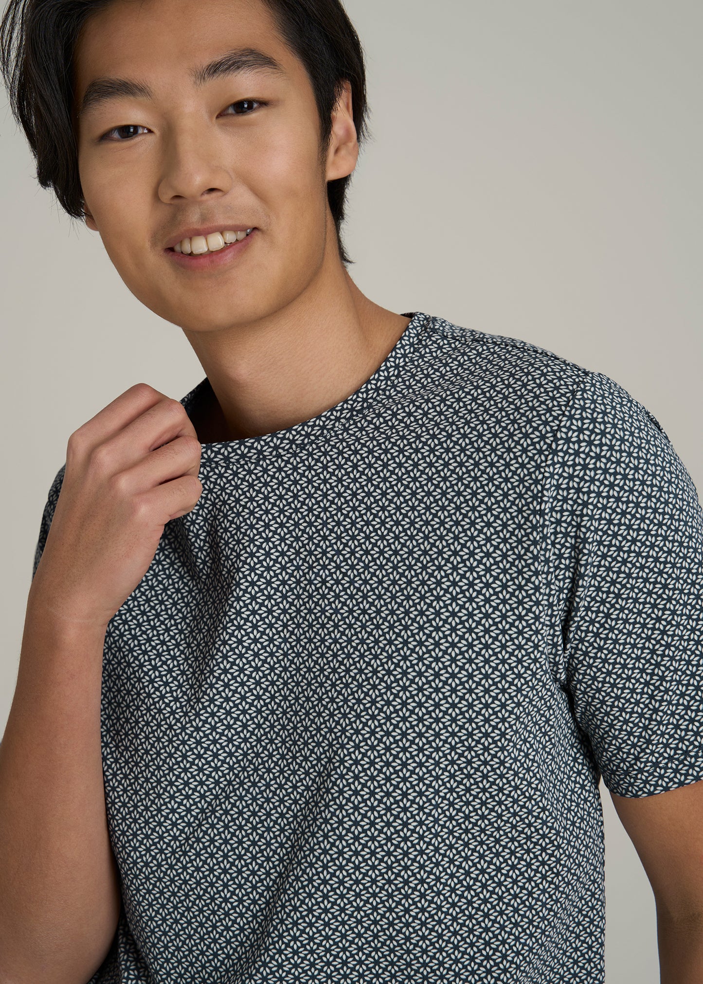 Stretch Pima Cotton Printed Tee for Tall Men in Grey and Blue Geometric